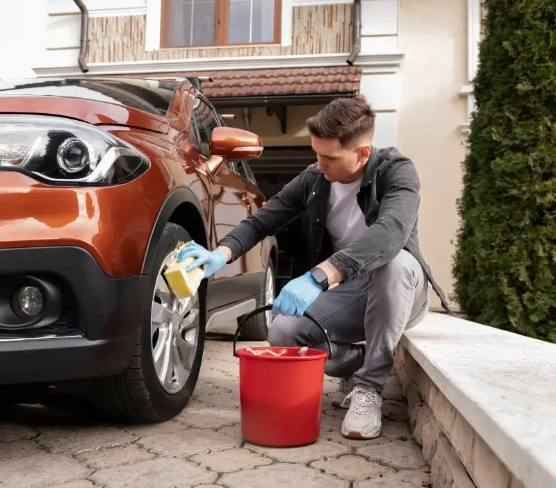 Lavage auto à domicile Bard : professionnel intervenant sur un véhicule